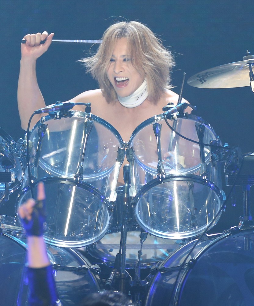 【画像・写真】ＹＯＳＨＩＫＩ、紅白でドラムプレー解禁！「紅」演奏後にはピースサイン