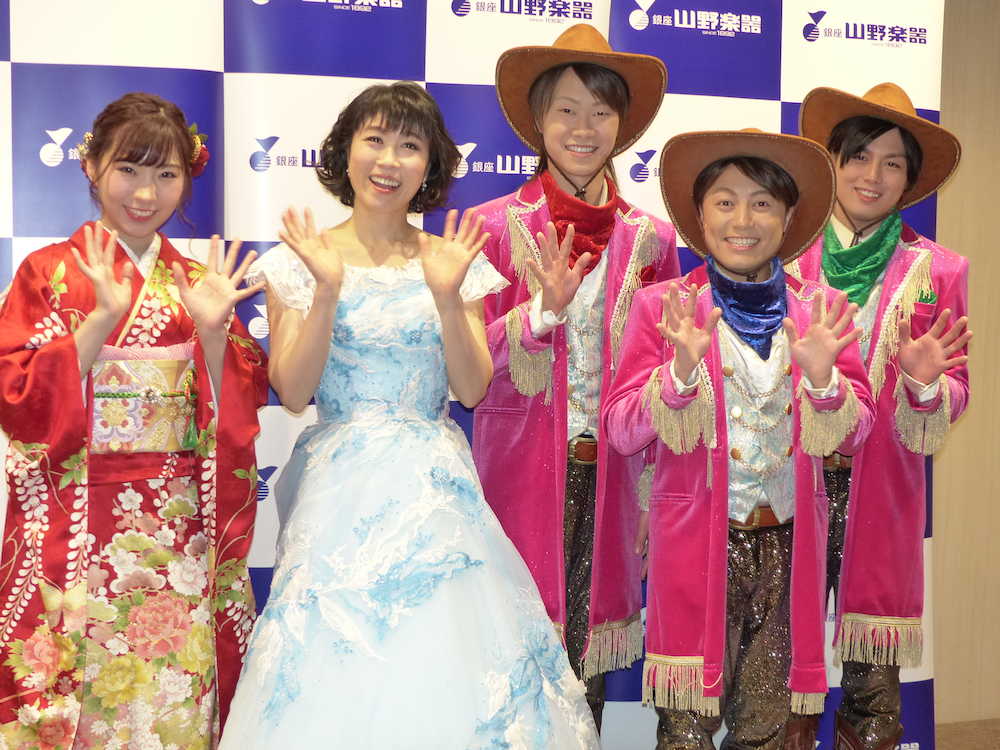 恒例の歌い初めイベントを行った（左から）岩佐美咲、水森かおり、はやぶさのヤマト、ヒカル、ショウヤ