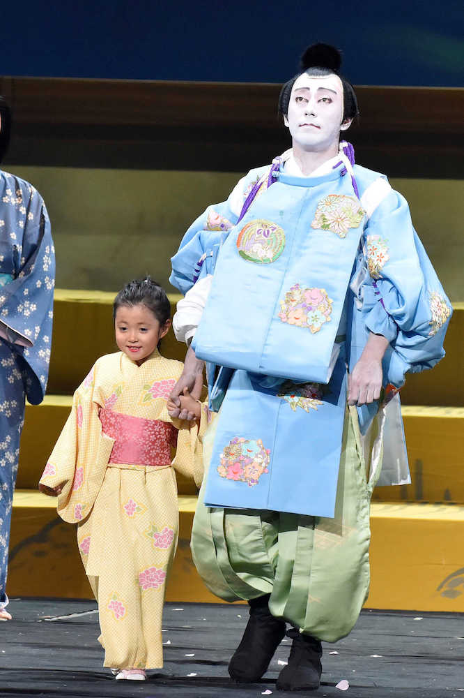 初春歌舞伎公演のカーテンコールで麗禾ちゃんが市川海老蔵と手をつなぐ