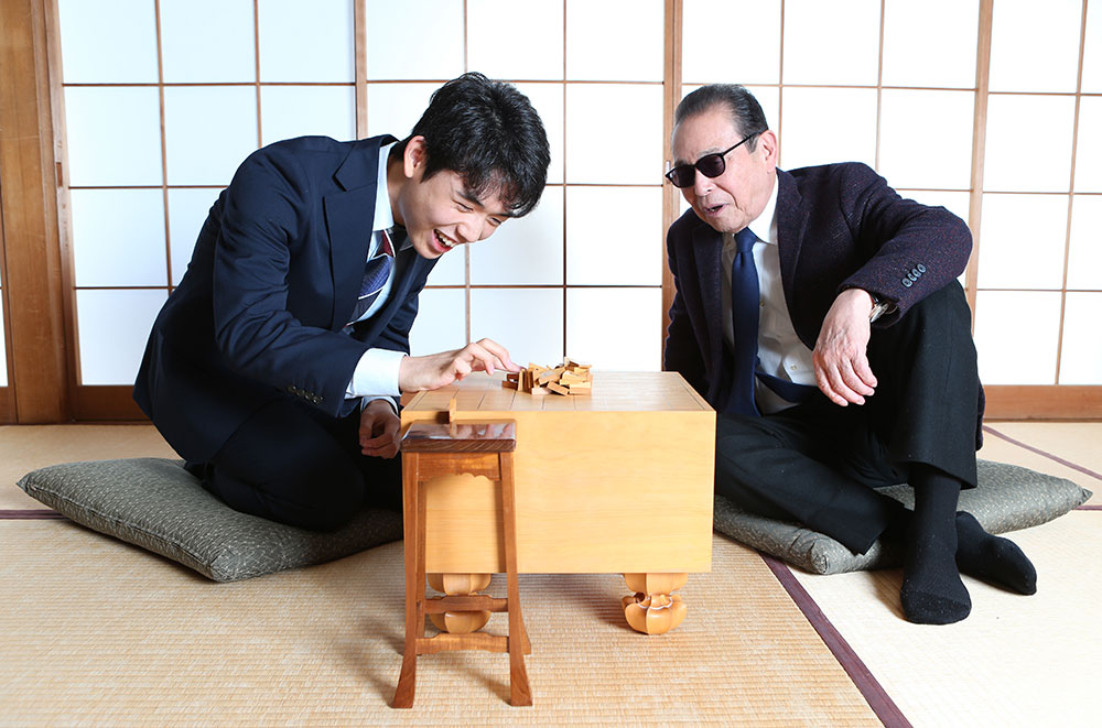 将棋の「山崩し」で対戦する藤井四段（左）とタモリ。５７歳差の奇跡的な対談がここに実現！