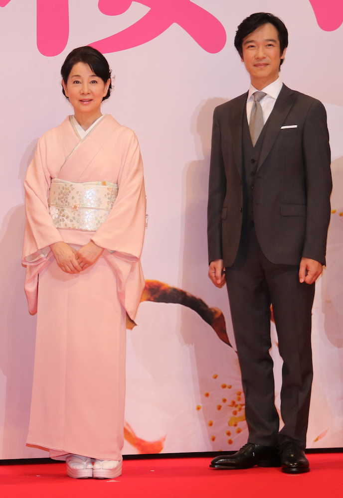 映画「北の桜守」完成披露舞台あいさつで登壇した吉永小百合（左）と堺雅人