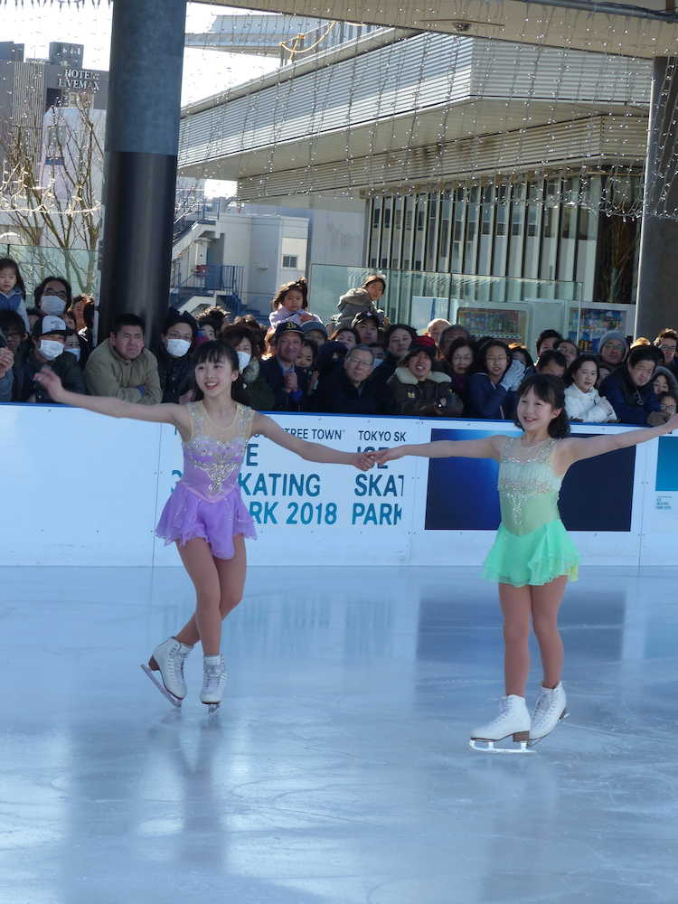 東京スカイツリータウン「アイススケートパーク２０１８」のオープニングセレモニーでスケートを披露した本田望結（左）と妹の紗来