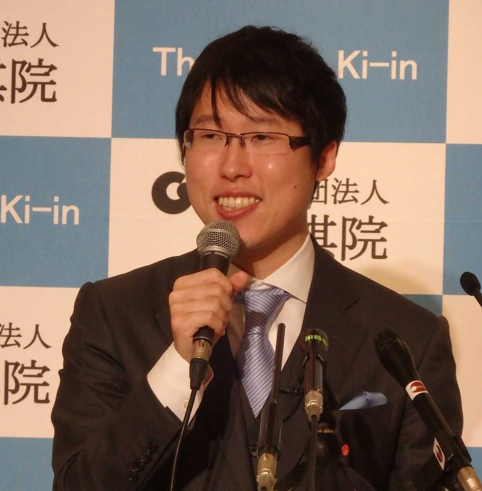 正式に国民栄誉賞受賞が決まり、大阪市内で会見する井山裕太七冠