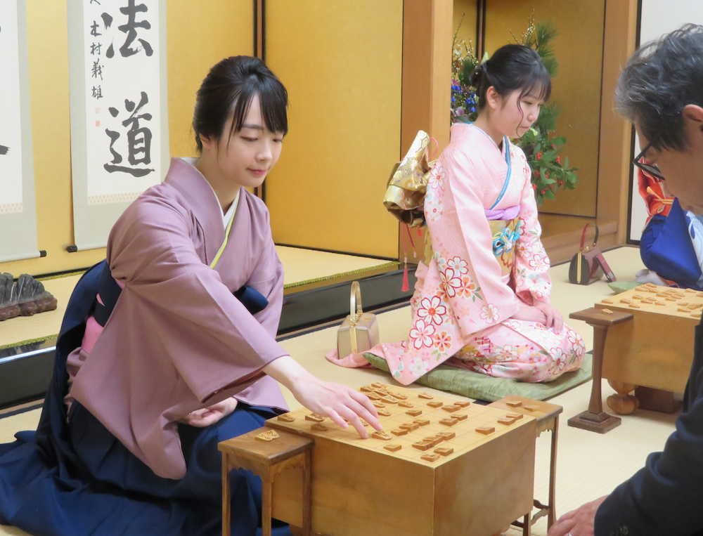 関西将棋会館で行われた指し初め式に参加した室田伊緒女流二段（左）