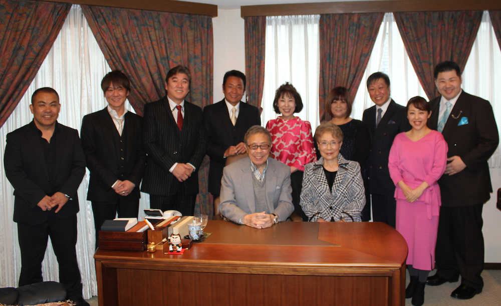 北島音楽事務所の仕事始めを迎えた北島三郎（前列中央）は雅子夫人（同右）とともに北島ファミリーに囲まれ笑顔