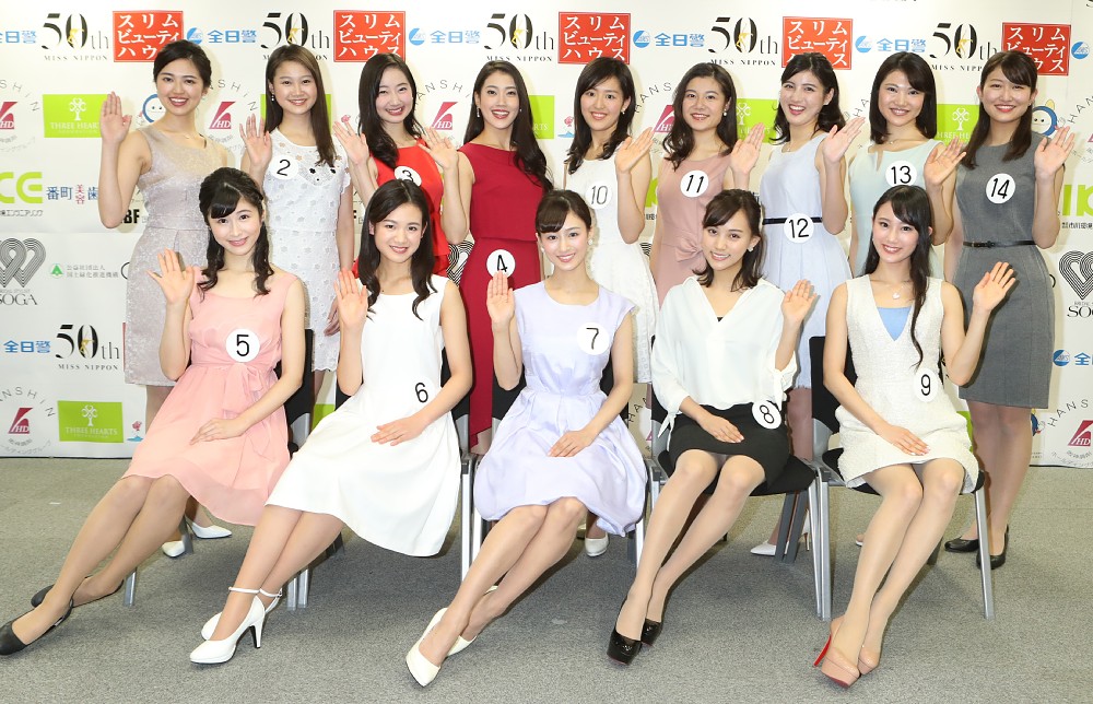 笑顔で並ぶミス日本コンテストファイナリストの（前列左から）野田夏希さん、岡部七子さん、水草文香さん、高橋茉莉さん、寺浦帆南さん、（後列左から