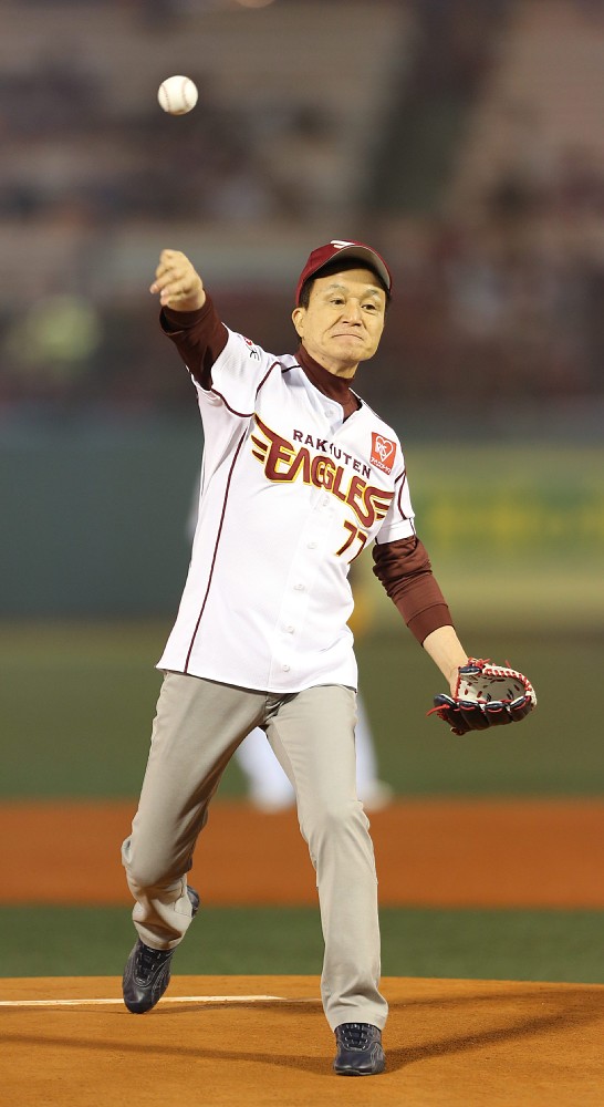 １３年４月、楽天の開幕戦で始球式を務めた小田和正