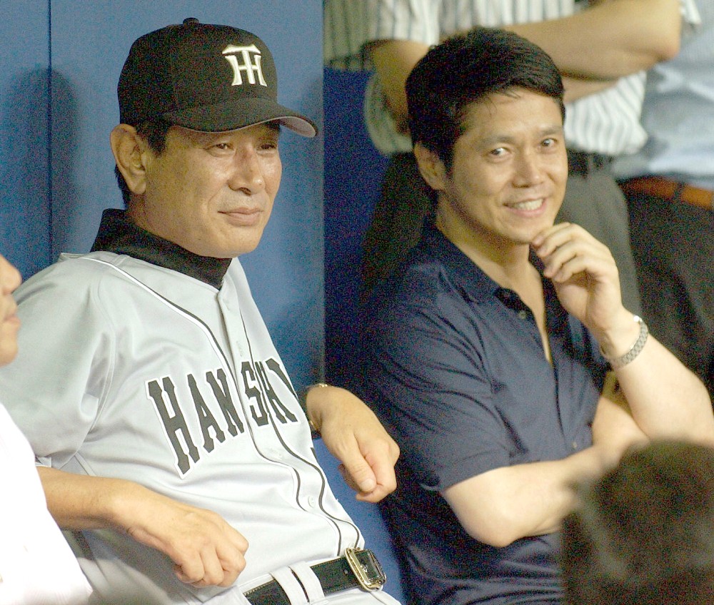 ０３年７月、試合前に阪神・星野監督（当時、左）と談笑する峰竜太