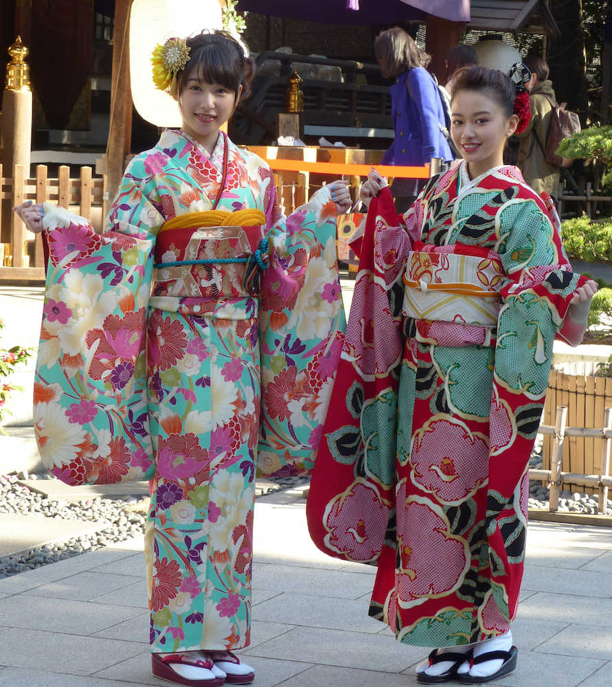東京大神宮で成人の振り袖姿を披露した桜井日奈子（左）と山本舞香