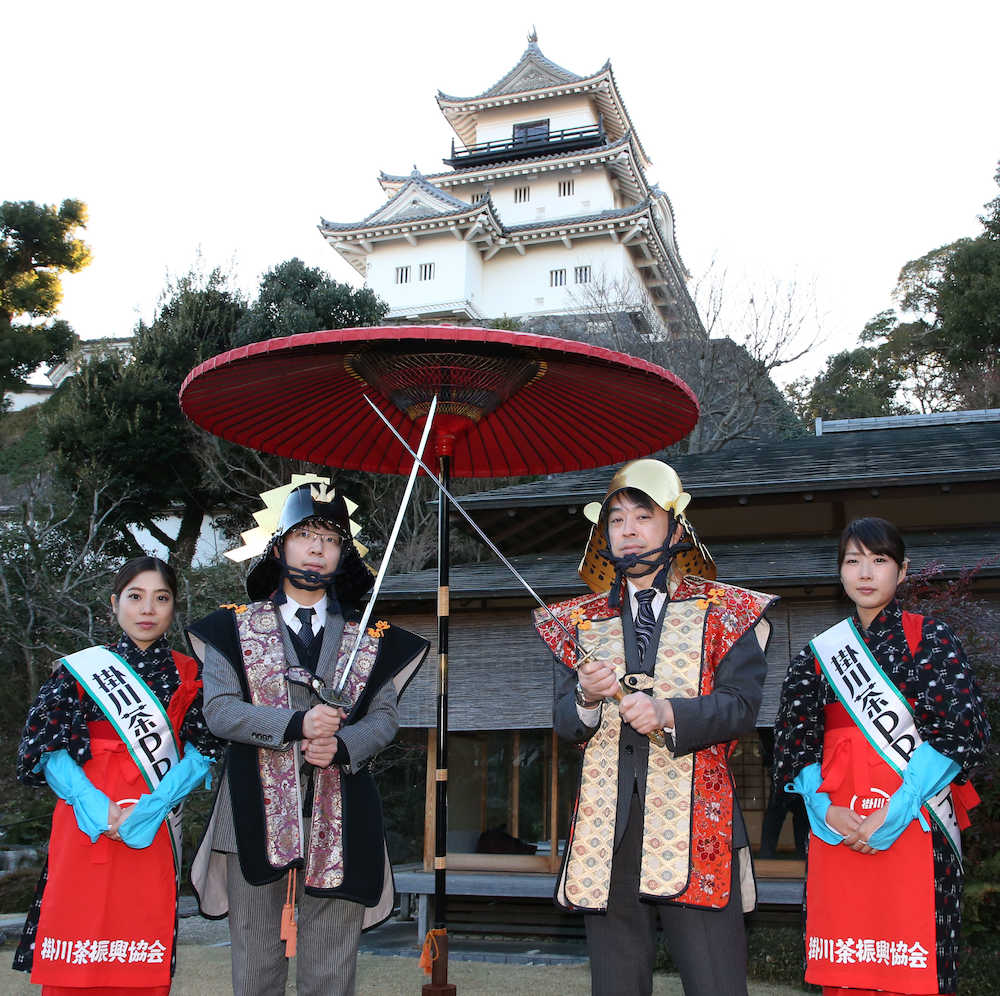 掛川茶ＰＲレディに挟まれ、掛川城をバックに甲冑を着てポーズをとる久保王将（右から２人目））と豊島八段