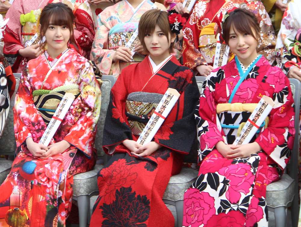 ＡＫＢ４８グループの成人式イベントに参加した（左から）宮脇咲良、岡田奈々、高橋朱里