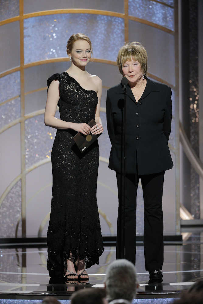 ゴールデン・グローブ賞の発表・授賞式に黒のドレスで出席したエマ・ストーン（左）。右はシャーリー・マクレーン（ＡＰ）