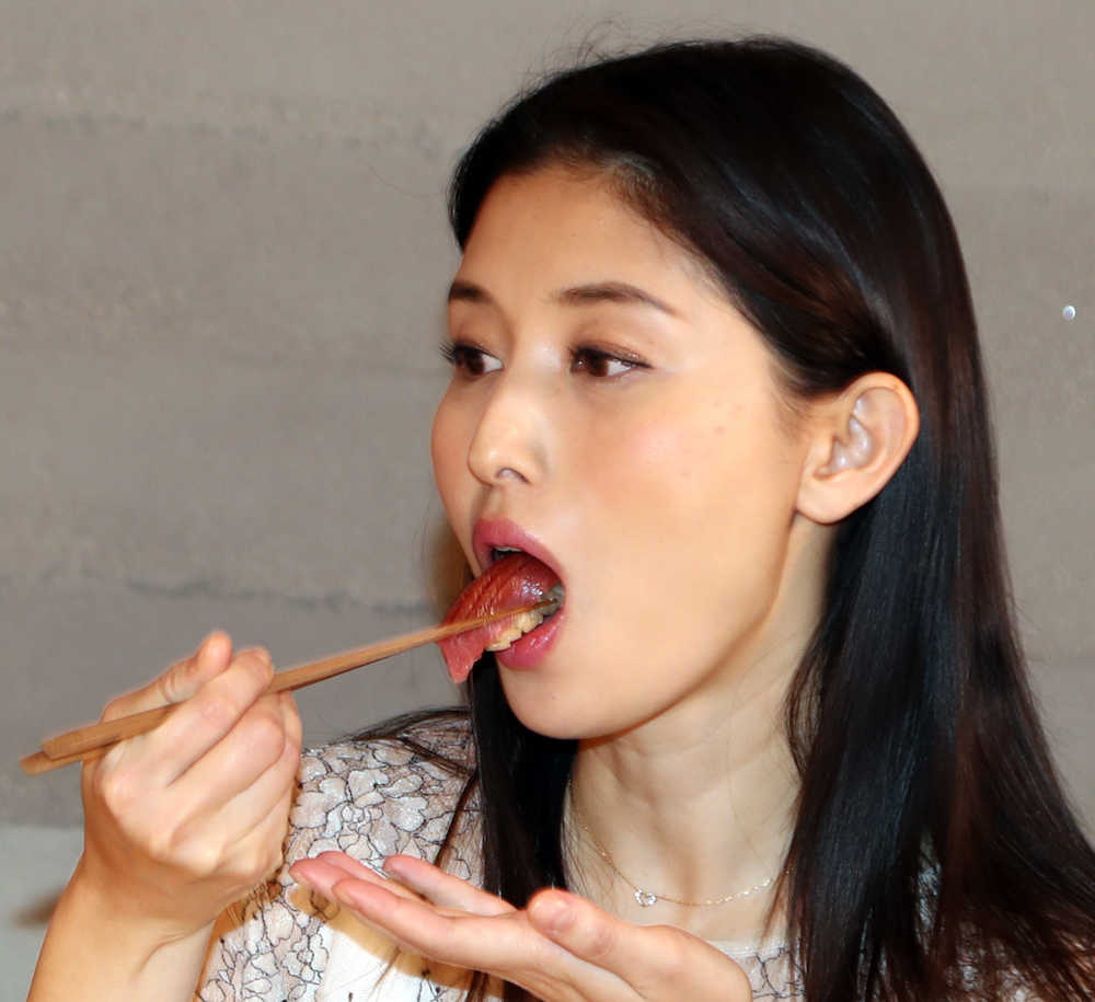 築地初セリ最高額のマグロ寿司を食べる橋本マナミ