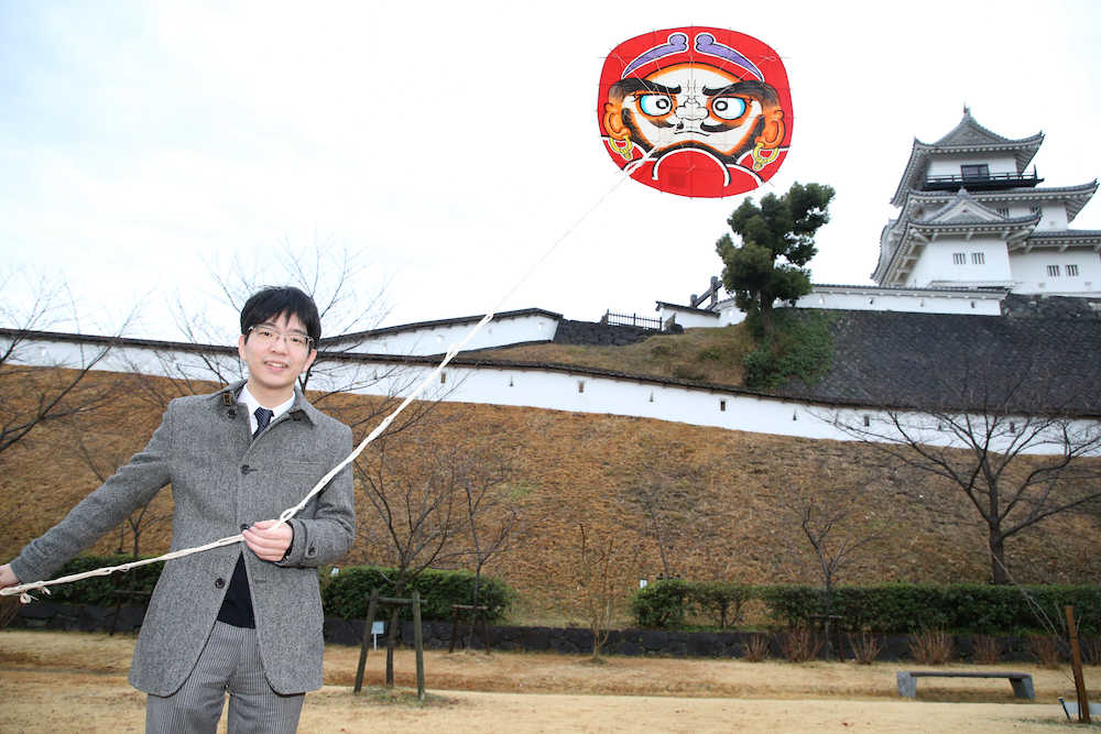 掛川城をバックに、掛川特産品の横須賀凧を揚げる豊島八段