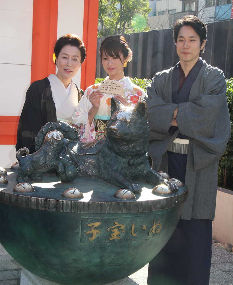ドラマ「隣の家族は青く見える」ヒット祈願を行った（左から）高畑淳子、深田恭子、松山ケンイチ