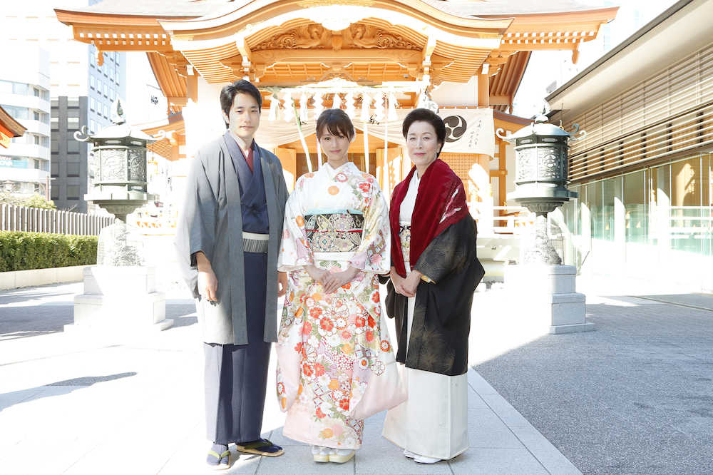 フジテレビの連続ドラマ「隣の家族は青く見える」のヒット祈願に出席した（左から）松山ケンイチ、深田恭子、高畑淳子