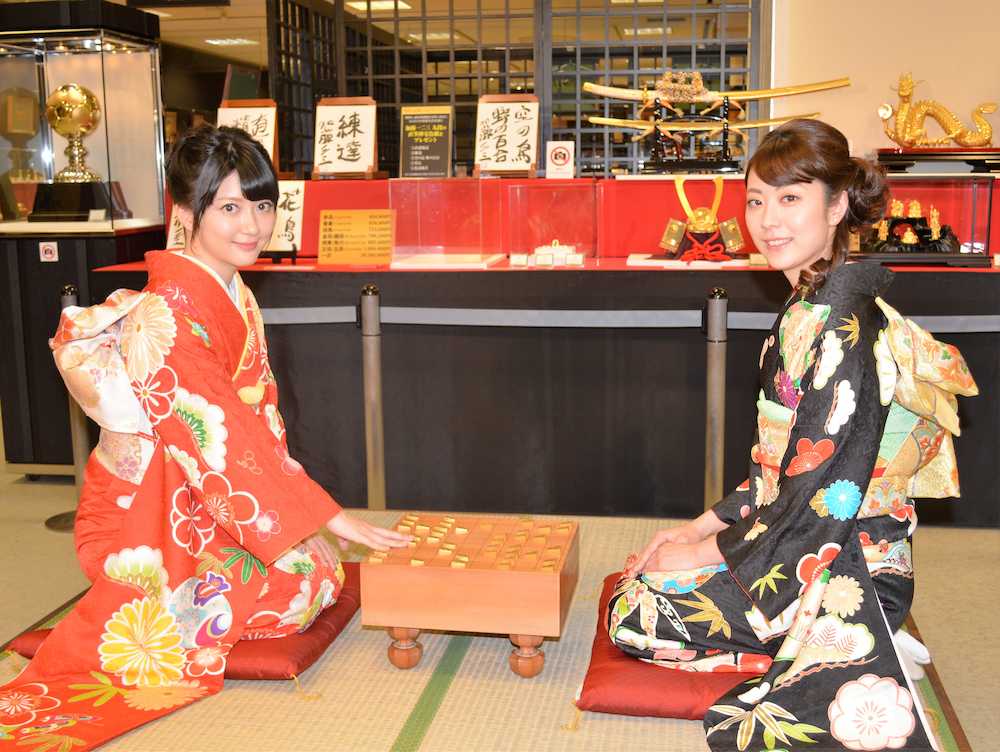 総額２８３６万円の純金将棋駒で対局した香川愛生女流三段（左）と室谷由紀女流二段