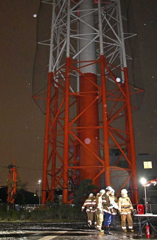 放送の中断を受け、石川テレビの敷地内にある送信鉄塔を調べる消防隊員＝１０日夜、金沢市