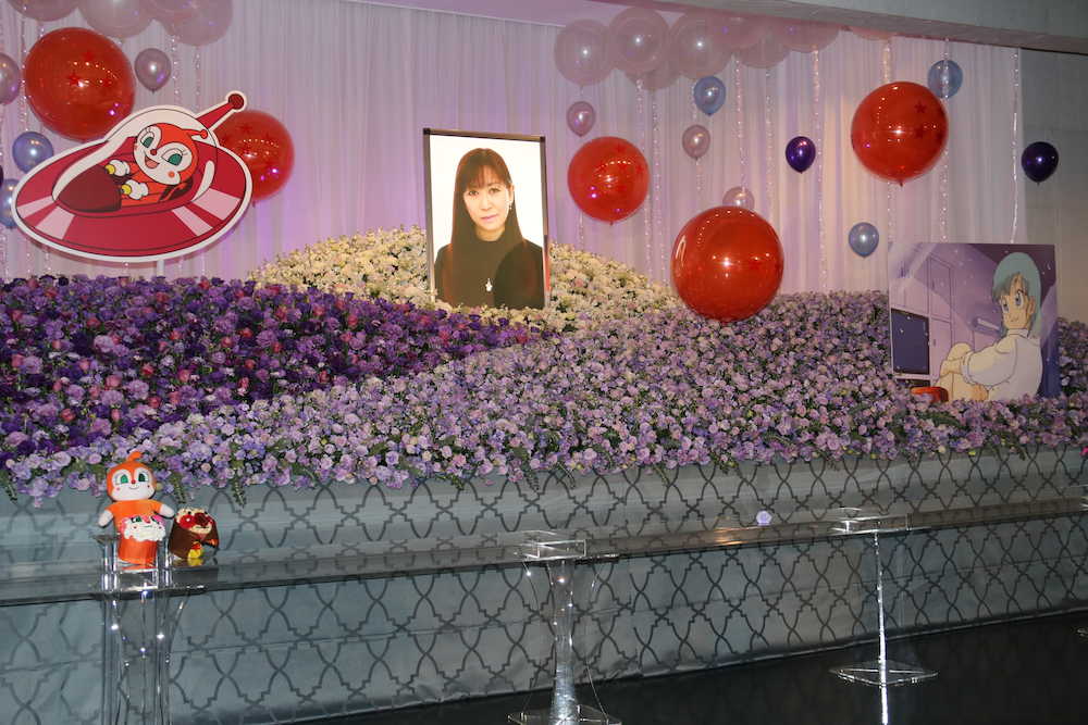 「鶴ひろみを送る会」に設けられた祭壇に本人が好きだった紫をイメージし、約６０００本の花が飾られた