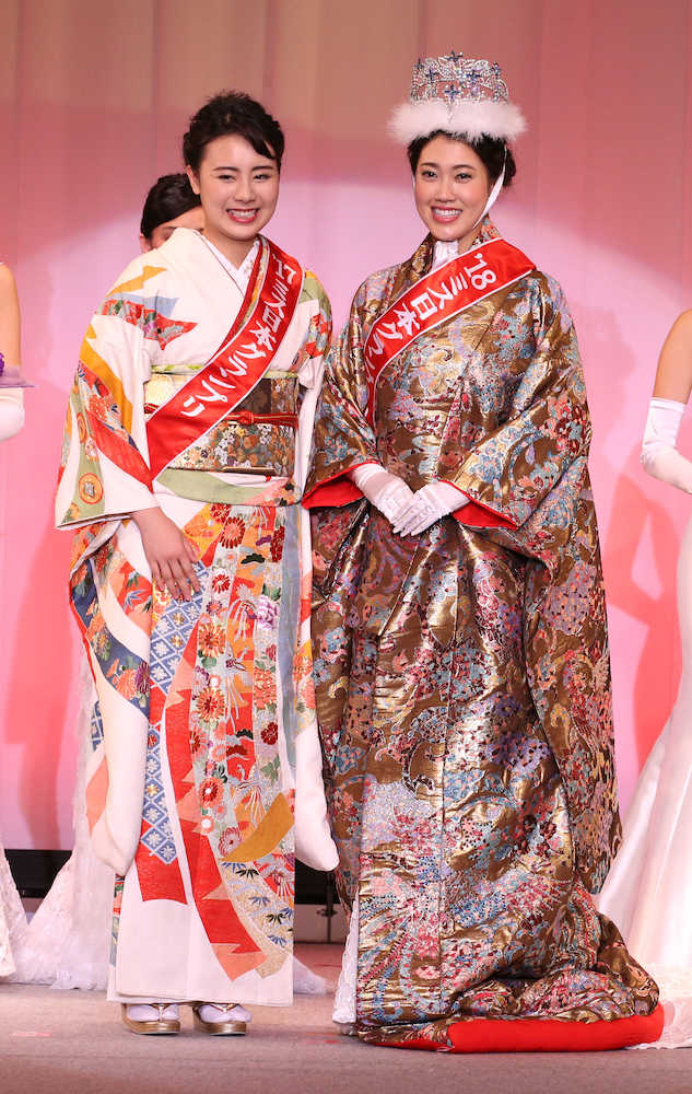前年グランプリの高田紫帆さん（左）からたすきを掛けてもらうグランプリの市橋礼衣さん