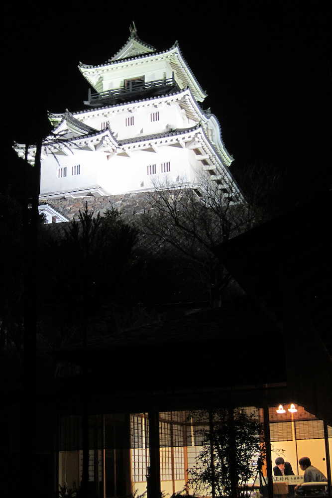 ライトアップされた掛川城。右下が王将戦の対局室