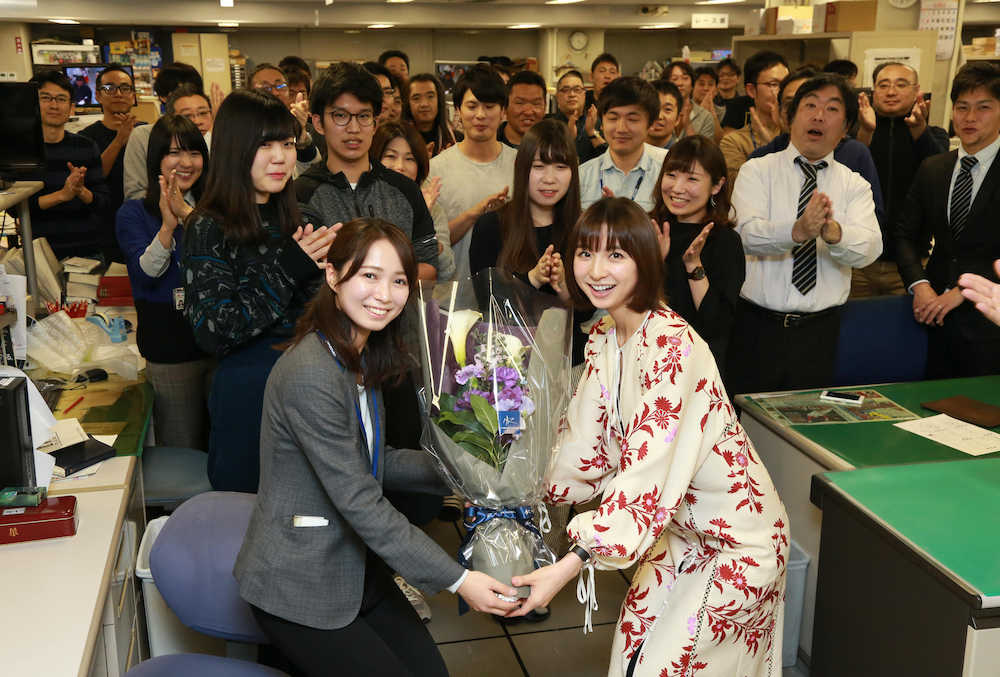 舞台「アンフェアな月」稽古のため東京本社を訪れ激励される篠田麻里子（右）