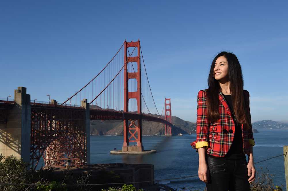 今年の初仕事を米サンフランシスコで行った倉木麻衣はゴールデン・ゲート・ブリッジをバックに笑顔