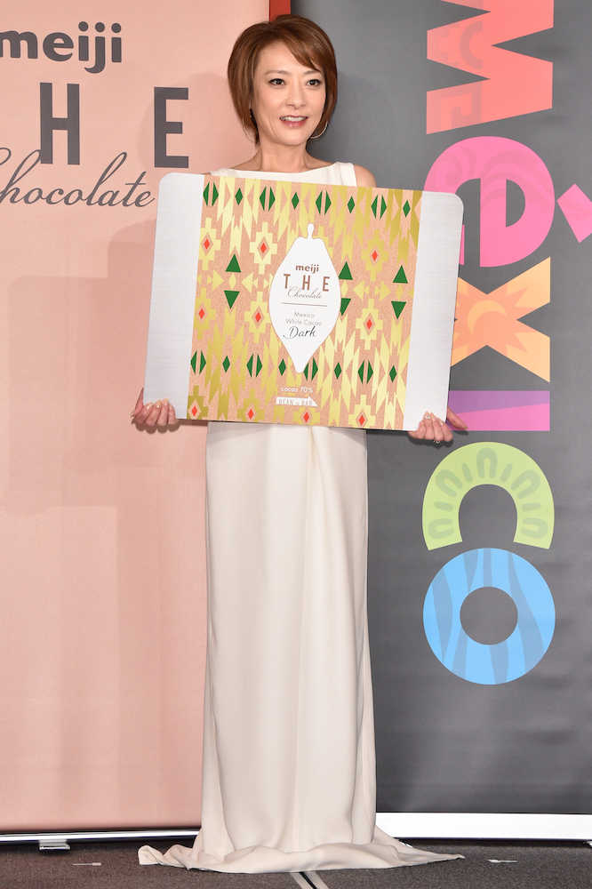 「明治ザ・チョコレート　メキシコホワイトカカオ」発売記念イベントに出席した西川史子