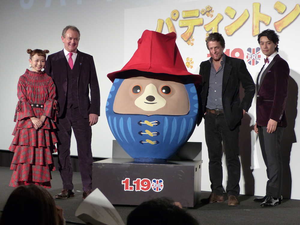 映画「パディントン２」のジャパンプレミアに出席した（左から）三戸なつめ、ヒュー・ボネヴィル、ヒュー・グラント、斎藤工