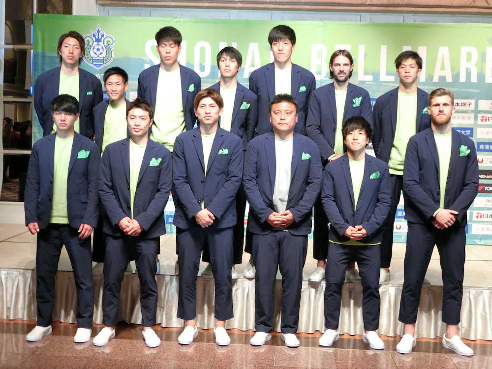 湘南・チョウ貴裁監督（前列左から４人目）と梅崎ら新加入選手の集合写真