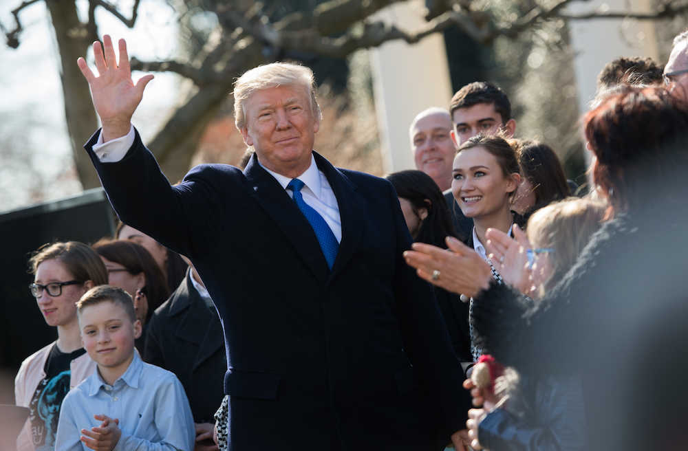 １９日、ホワイトハウスで演説後に手を振るトランプ大統領