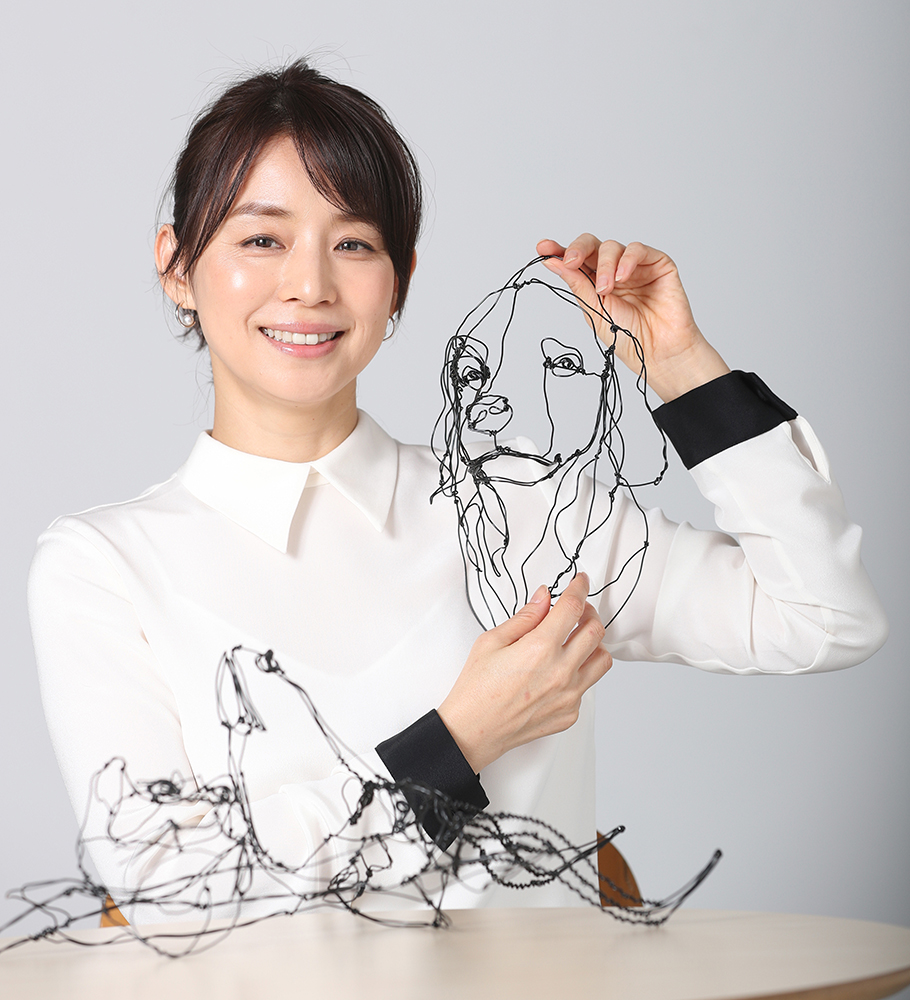 愛犬・雪がモデルのワイヤアートを手にする石田ゆり子。自主制作にも意欲満々