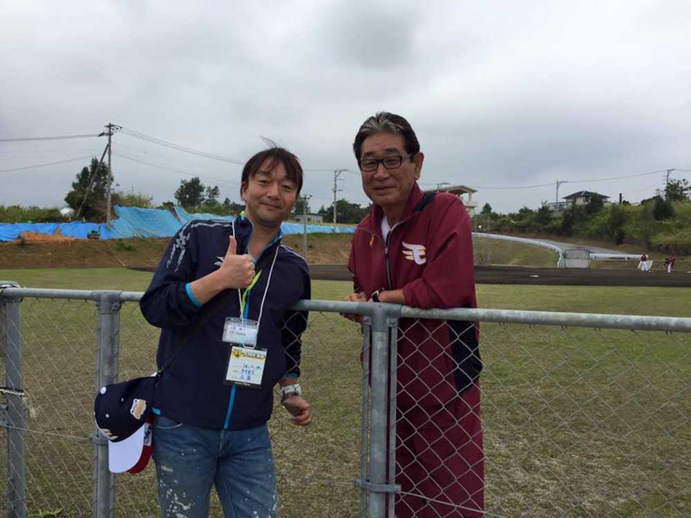 楽天のキャンプ地、沖縄・金武町で星野仙一氏（右）と写真に収まる上泉雄一アナウンサー