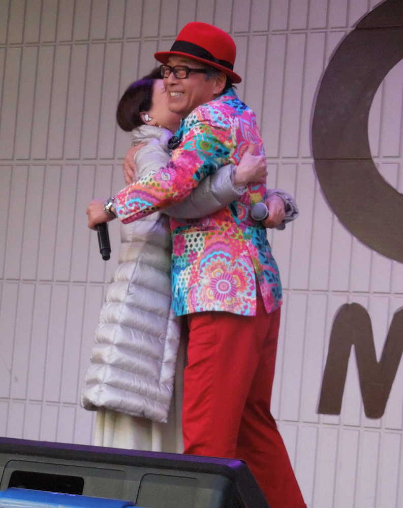 デュエットソング「好きかもしれない〜大阪物語〜」の歌い終わりで抱き合う（左から）森昌子、円広志