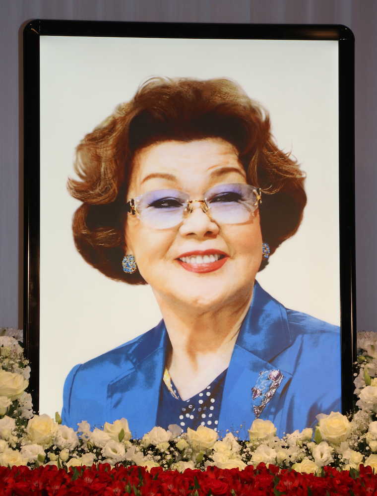 【画像・写真】ノムさん涙のボヤキ　サッチーお別れの会に１０００人「俺が死んだらこんなに集まるかな」