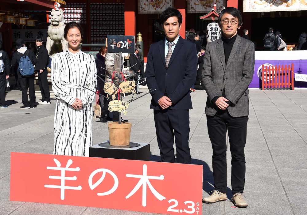 映画「羊の木」大ヒット祈願イベントに出席した（左から）優香、北村一輝、吉田大八監督