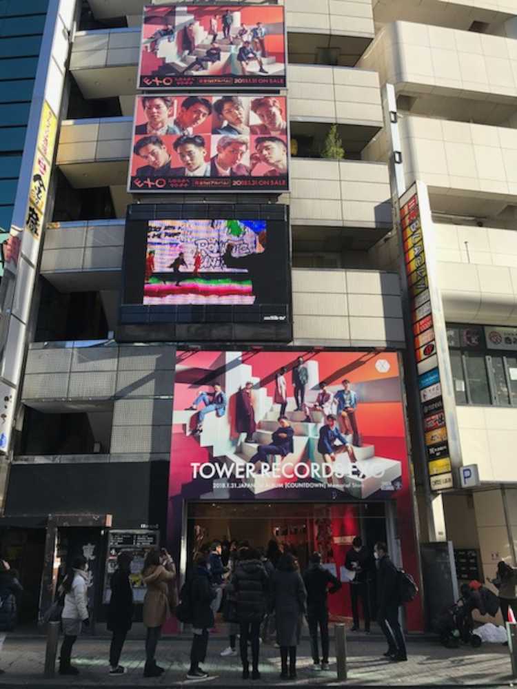 タワーレコード渋谷店に掲げられたＥＸＯの巨大広告を写真に収めるファン