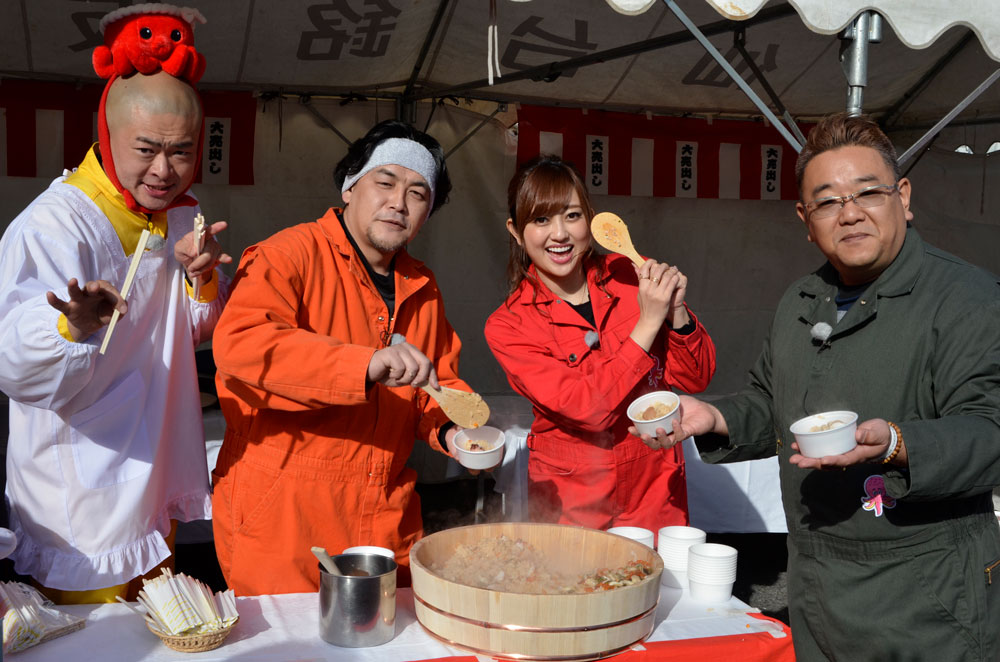 宮城県南三陸町でタコを使った新名物料理をふるまう（左から）あばれる君、富澤たけし、菊地亜美、伊達みきお（Ｃ）東北放送