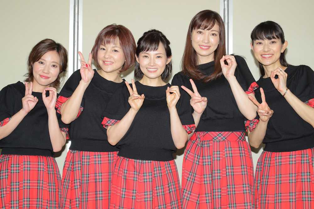 出演後会見した「モーニング娘。」１期生（左から）福田明日香、中澤裕子、安倍なつみ、飯田圭織、石黒彩