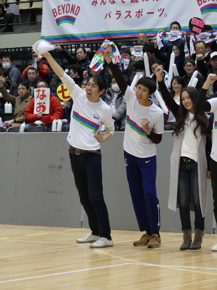 パラスポーツの応援イベント「ＢＥＹＯＮＤ　ＳＴＡＤＩＵＭ」に参加したアンガールズの田中卓志（左）と山根良顕