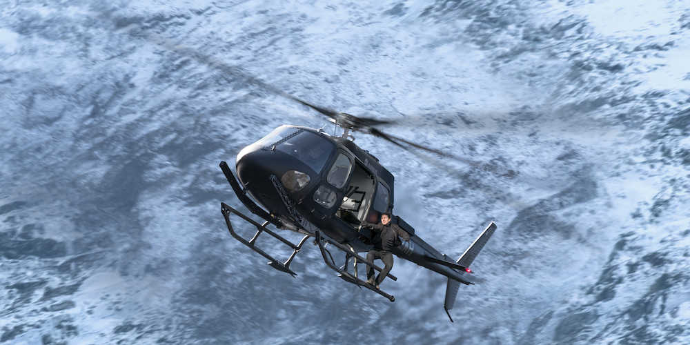 映画「ミッション：インポッシブル／フォールアウト」で飛行中のヘリコプターにしがみつく決死のアクションを披露したトム・クルーズ