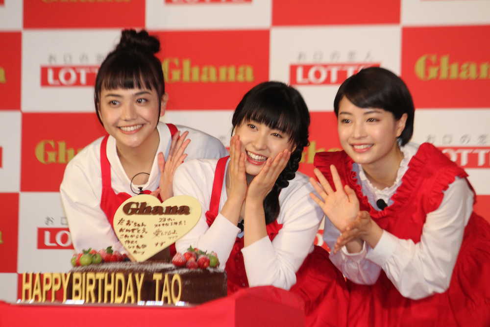 「ガーナで手作りバレンタイン」イベントでバースデーケーキと記念撮影する（左から）松井愛莉、土屋太鳳、広瀬すず