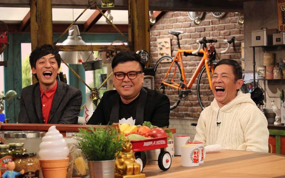 関西テレビ「おかべろ」に出演する（左から）「とろサーモン」の村田、久保田、岡村隆史