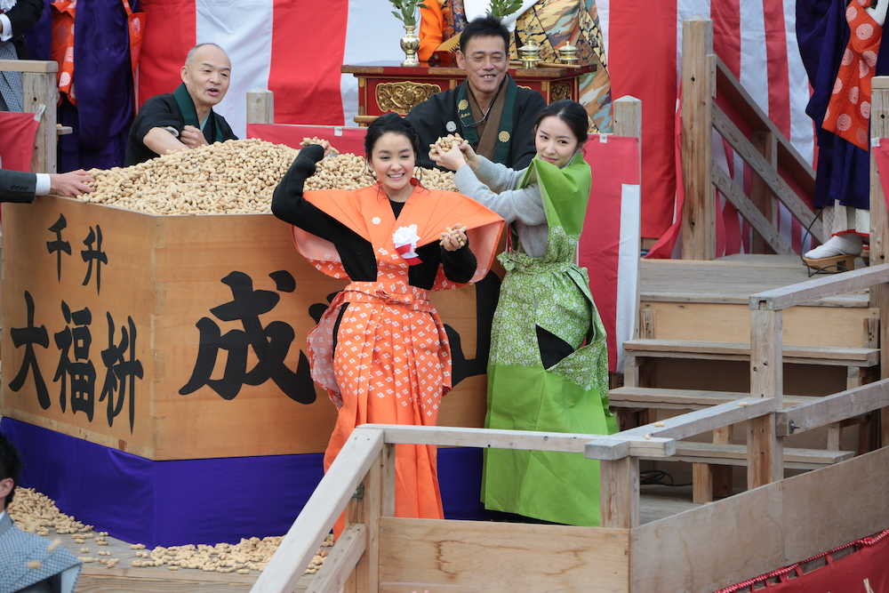 大阪府寝屋川市の成田山大阪別院の節分祭で豆をまく葵わかな（左）と徳永えり