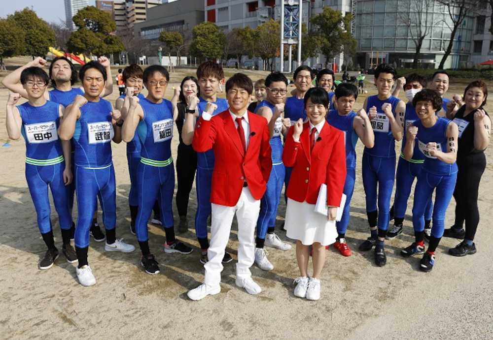関西テレビ「芸人トライアスロン」に出演する芸人たちと、実行委員長の陣内智則（前列中央左）