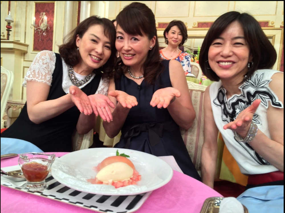 １５年６月、ビストロＳＭＡＰの収録で笑顔を見せる（左から）花田景子さん、有賀さつきさん、八木亜希子アナ（有賀さつきさん公式ブログより）
