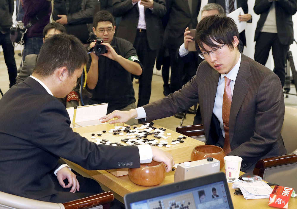 第２２回ＬＧ杯朝鮮日報棋王戦決勝３番勝負の第１局で、中国の謝爾豪五段（左）に敗れた井山碁聖