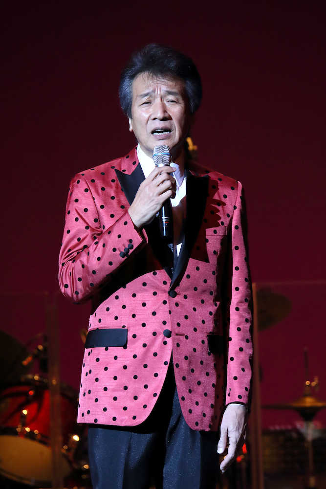 デビュー５０周年記念コンサートで熱唱する前川清