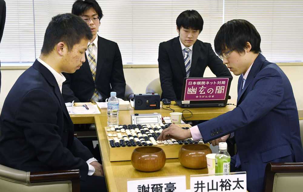 中国の謝爾豪五段（左）に勝利した井山裕太碁聖＝７日午後、東京都千代田区の日本棋院