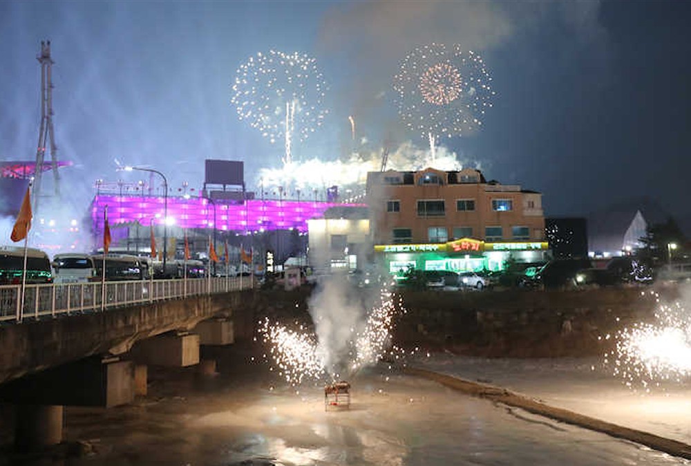 平昌五輪開会式で、凍った川に設置された花火が打ち上げられた
